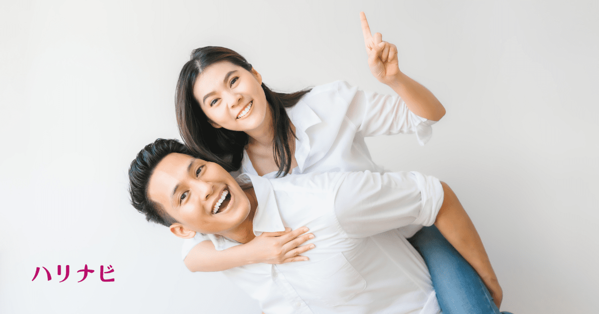 夫婦仲良しで男性が女性をおんぶしている写真