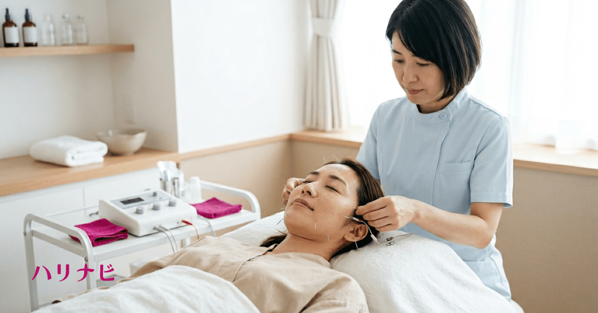 電気を使った美容鍼治療を受ける女性のイラスト