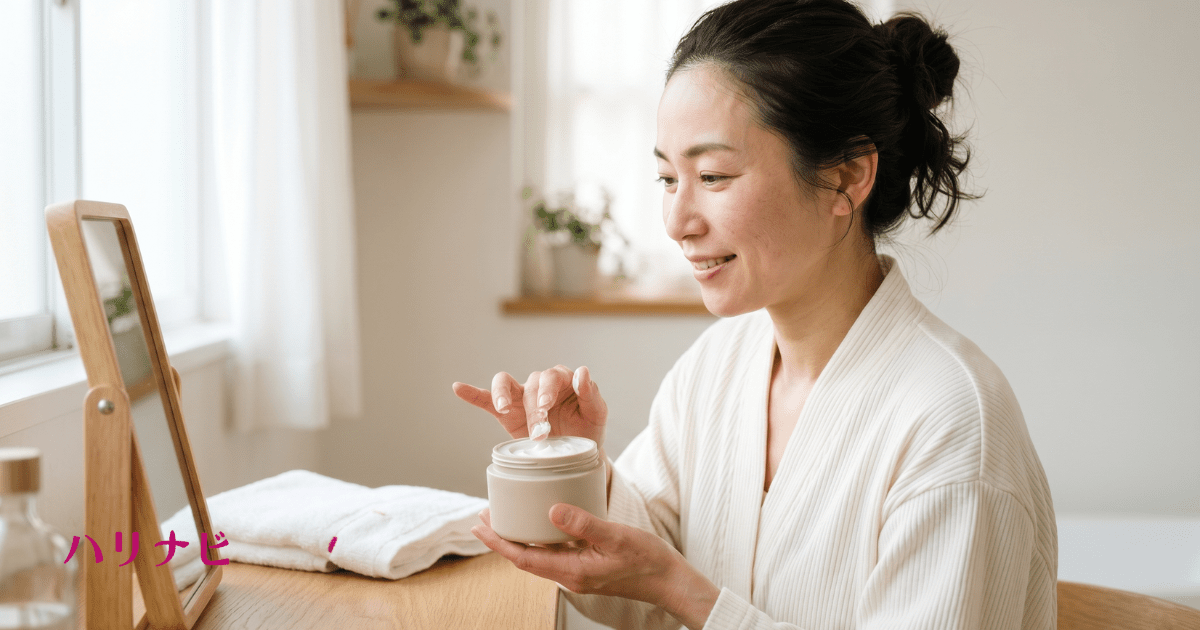 保湿クリームを手に取りスキンケアをする乾燥肌の女性