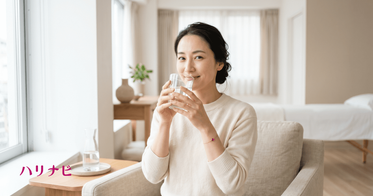 美容鍼の施術後に水を飲んでリラックスする女性