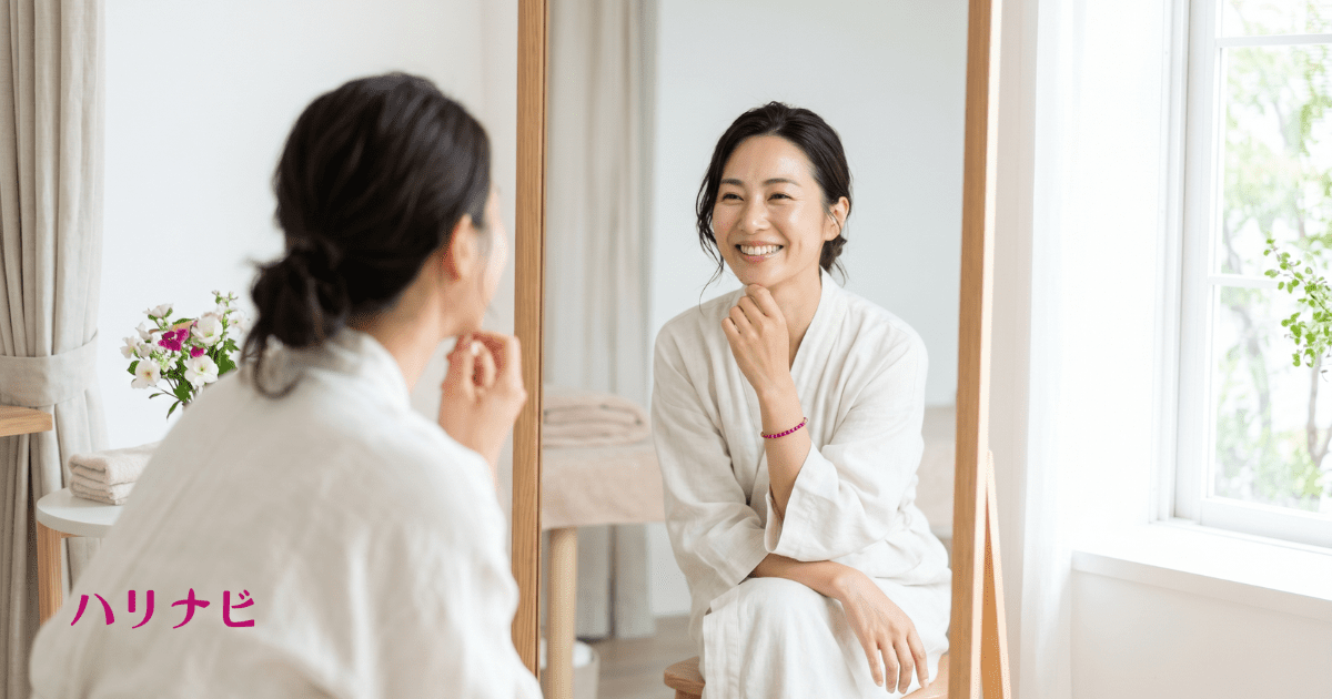 美容鍼の施術を終えて笑顔で鏡を見る女性