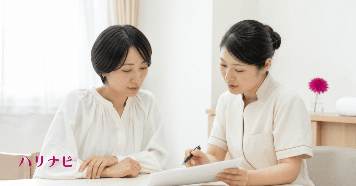 医師の同意書を確認しながら不妊鍼灸の保険適応について相談する患者の様子