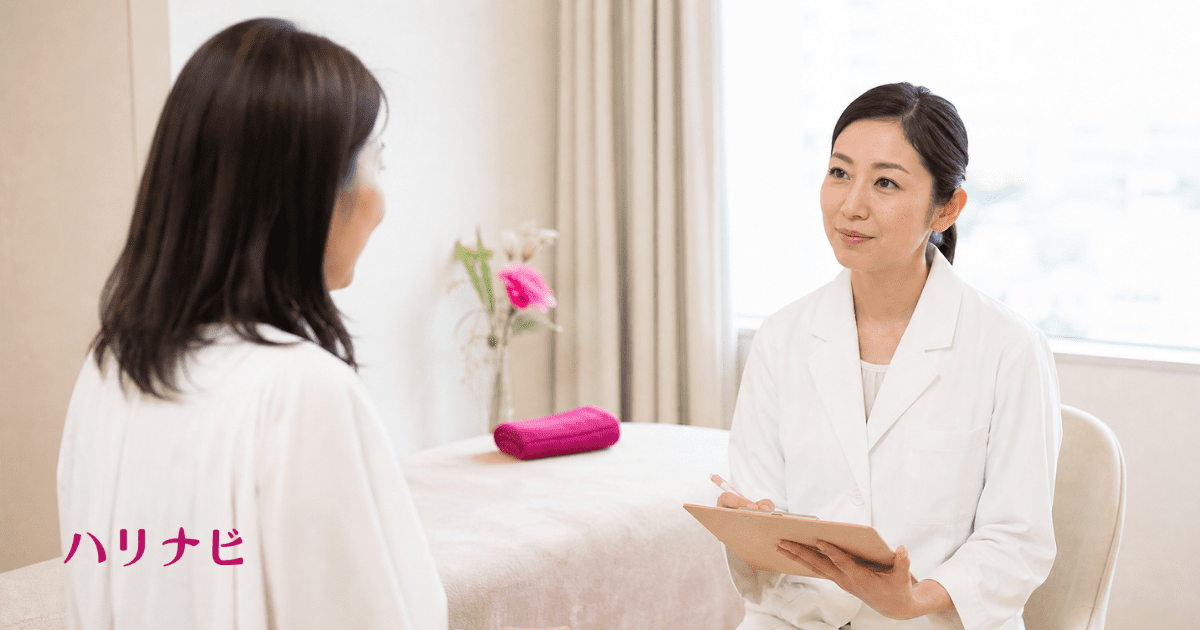 自費診療の不妊鍼灸を受ける女性とカウンセリングする鍼灸師の様子
