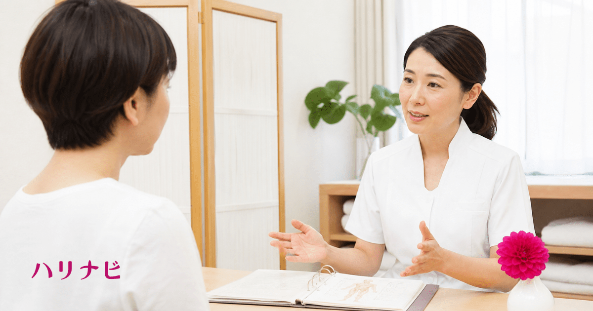 信頼できる不妊鍼灸院でカウンセリングを受ける患者と専門知識を持つ鍼灸師
