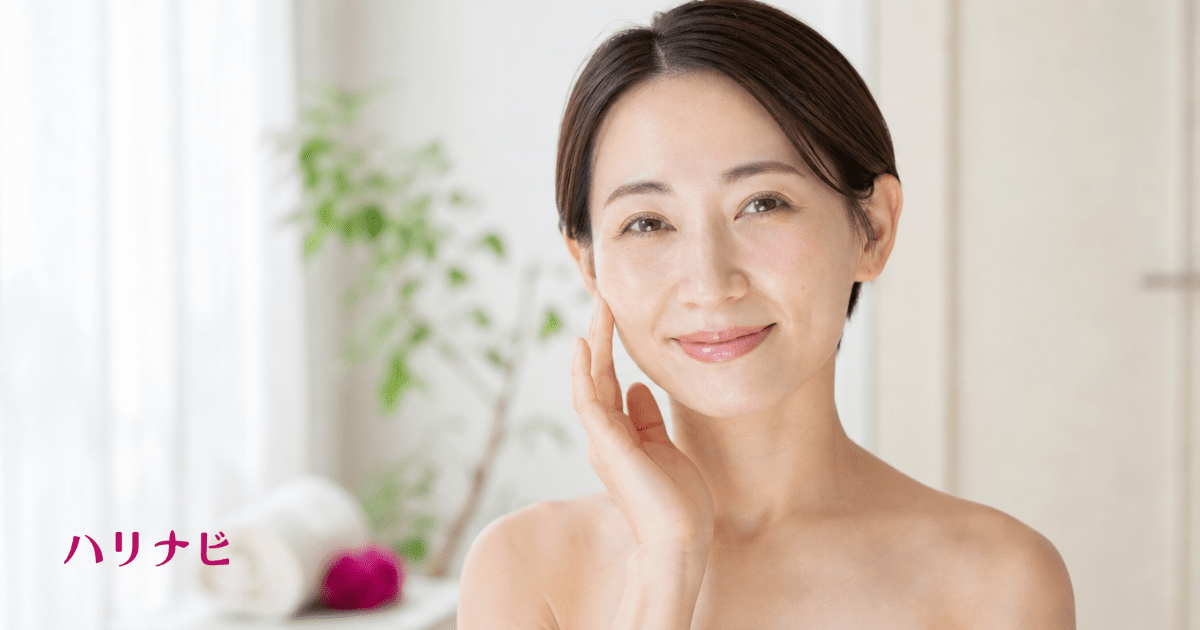 美容鍼とスキンケアを併用して理想の素肌に近づいた女性の明るい表情