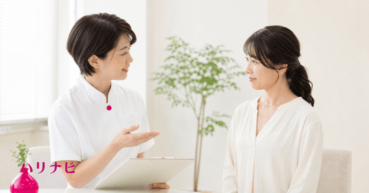 不妊鍼灸の初回相談で施術者から説明を受ける女性のイメージ
