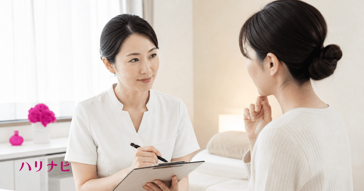 美容鍼の施術を控えるべき体調や持病を確認する女性と鍼灸師のカウンセリング風景
