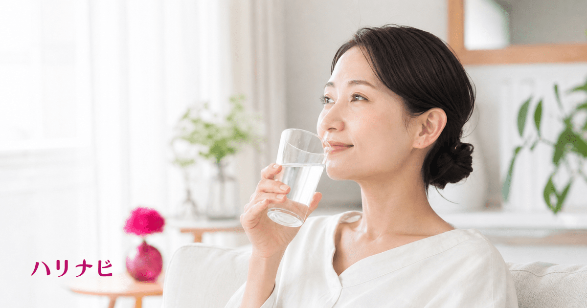 美容鍼の施術後に水分補給や安静を心がける女性のセルフケアイメージ