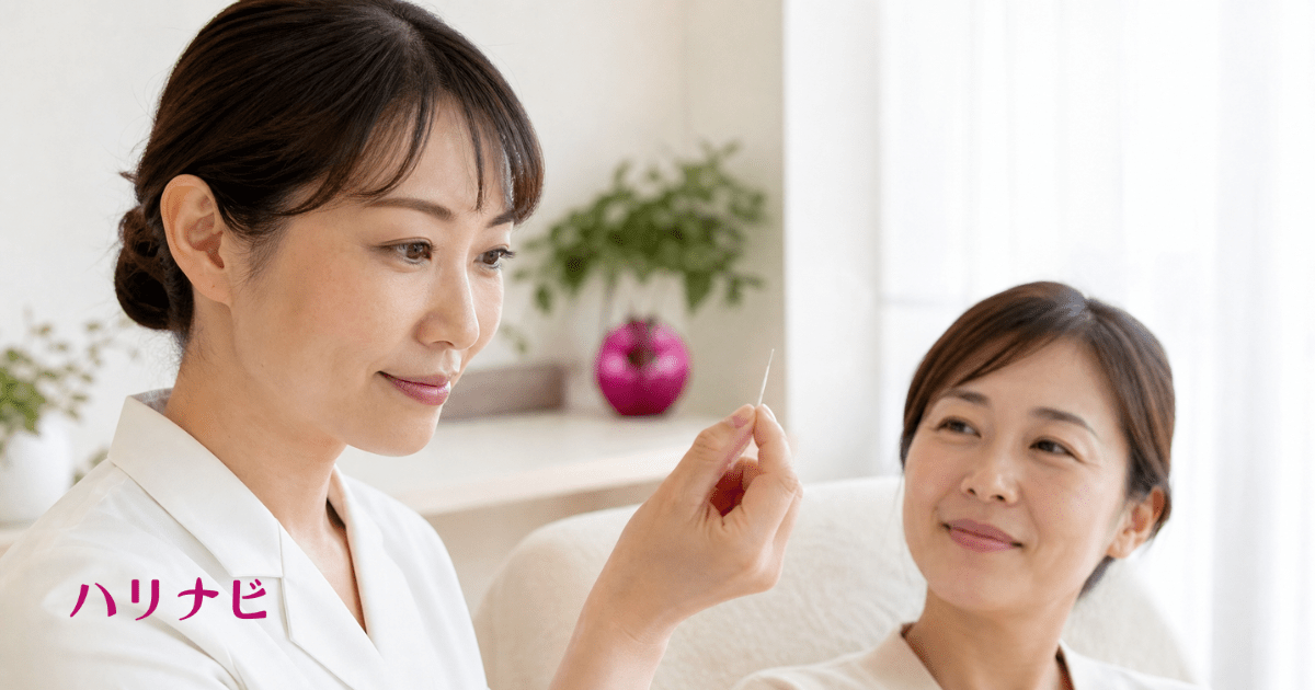 髪の毛ほど細い鍼を手に持つ鍼灸師と、安心した表情の女性のイメージ