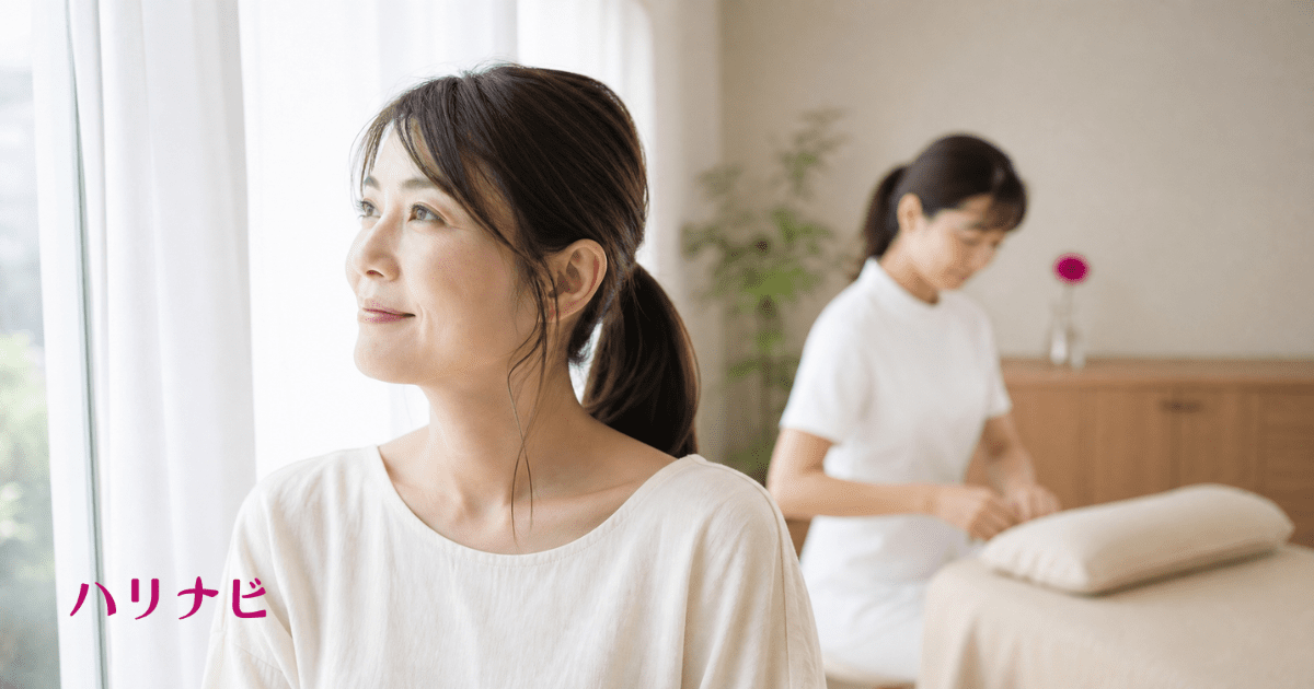 前向きな表情で窓の外を見る女性と、やわらかな光の差し込む院内のイメージ