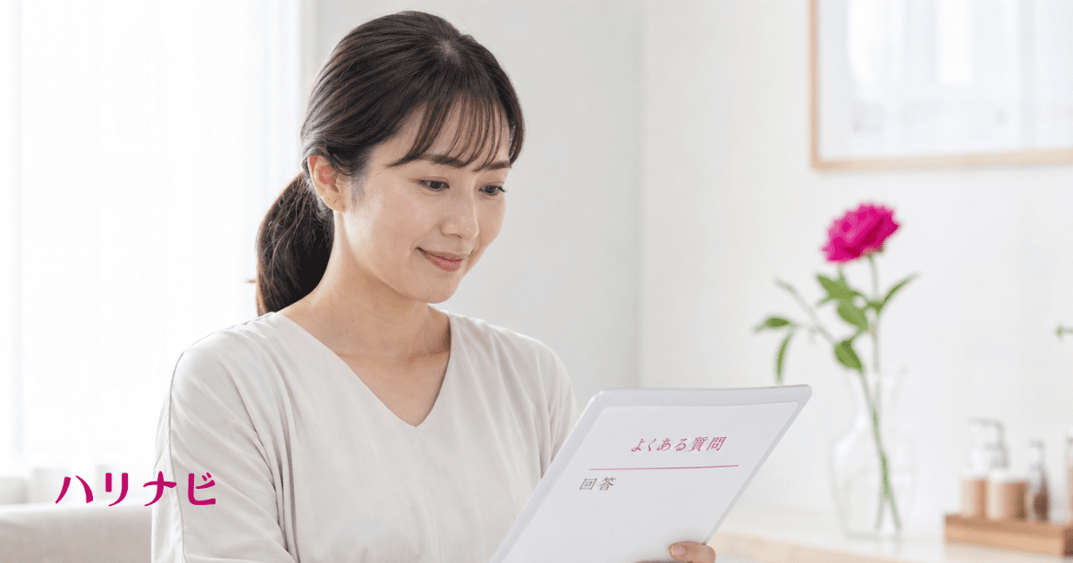 不妊鍼灸についてよくある質問と回答を確認する女性のイメージ