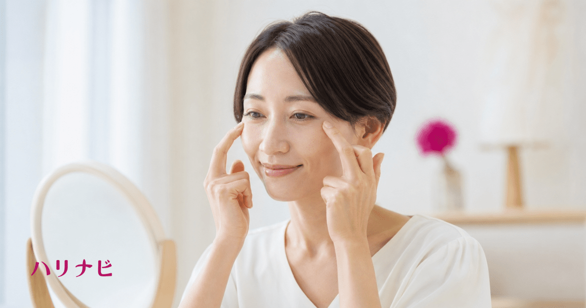 頬骨の下や眉の上にあるツボを指で優しく押している美容鍼セルフケアのイメージ