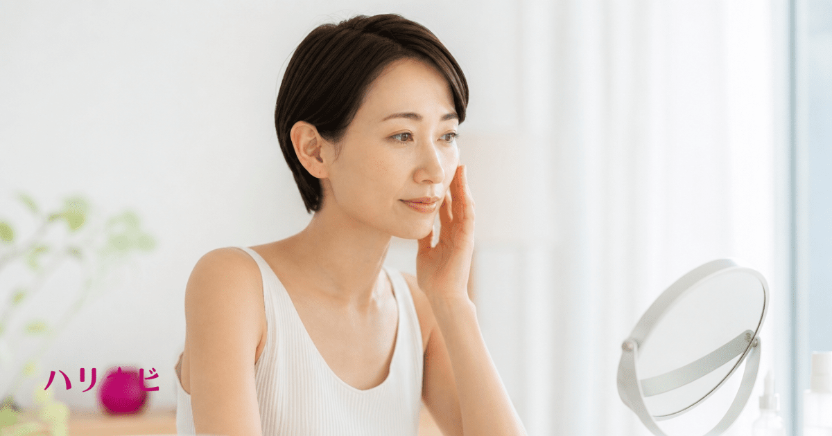 日焼け後の敏感な肌を休ませながらセルフケアの頻度を見直す女性のイメージ