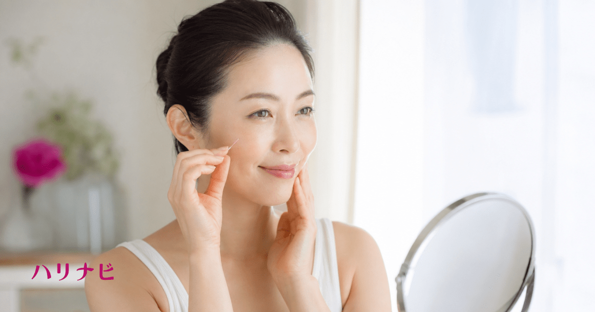 セルフケアを毎日の習慣として無理なく続け、理想の表情を保つ女性の明るいイメージ