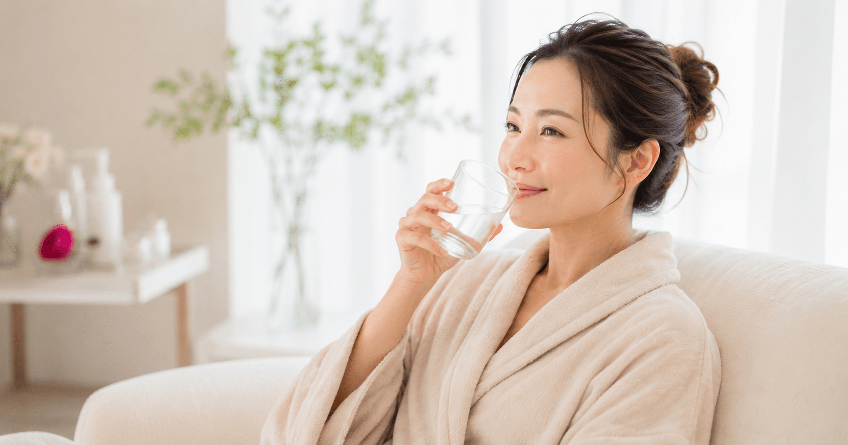 美容鍼の施術後にリラックスしながら水分補給をする女性