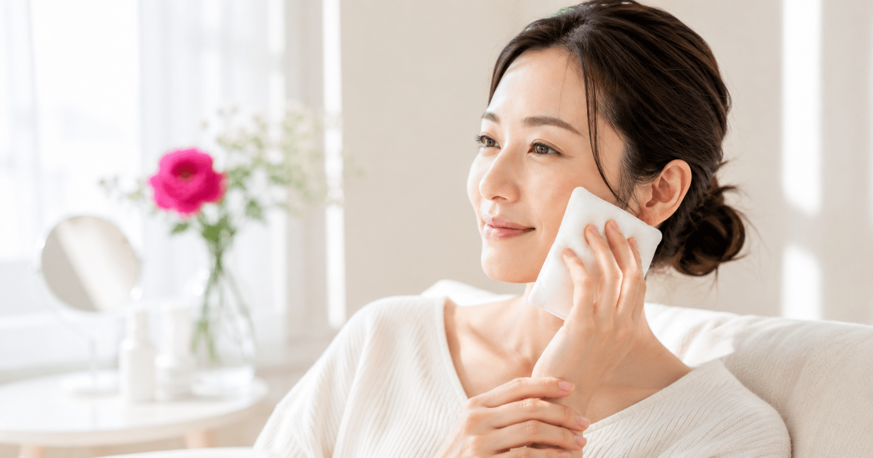 美容鍼の施術後に内出血を冷やしてケアする女性の様子