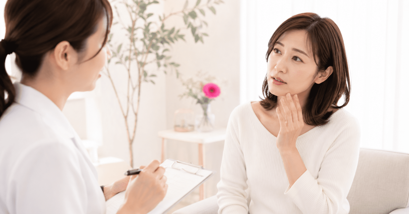 体調を確認しながら美容鍼の施術可否を鍼灸師に相談する女性