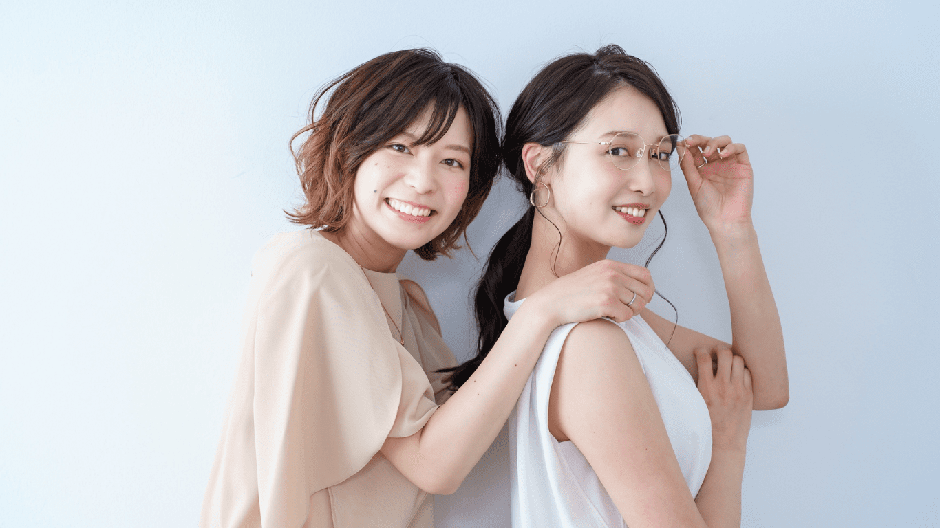 女性二人が微笑んでいる写真
