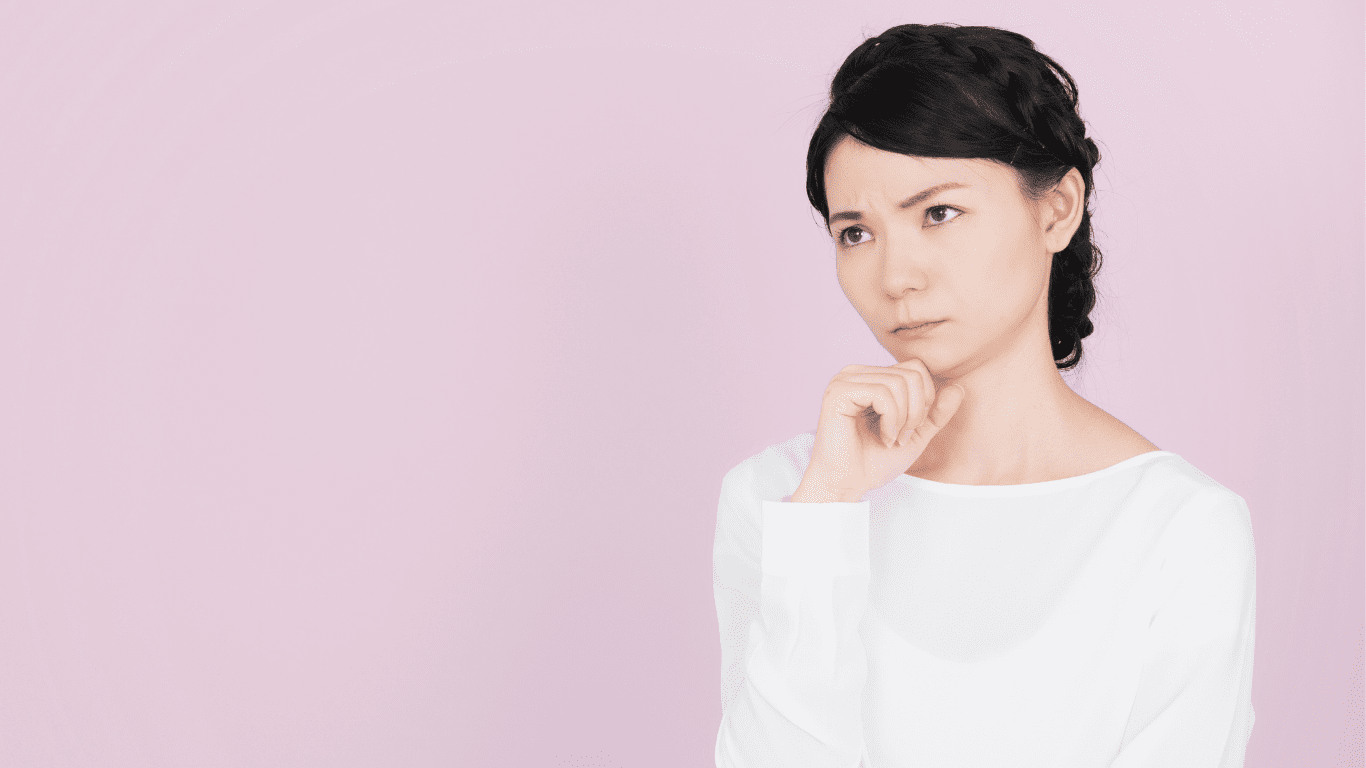 考えてる女性の写真