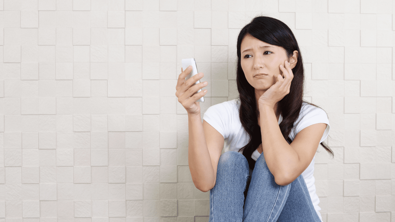 美容鍼サロンをどこにするか悩んでいる女性の写真