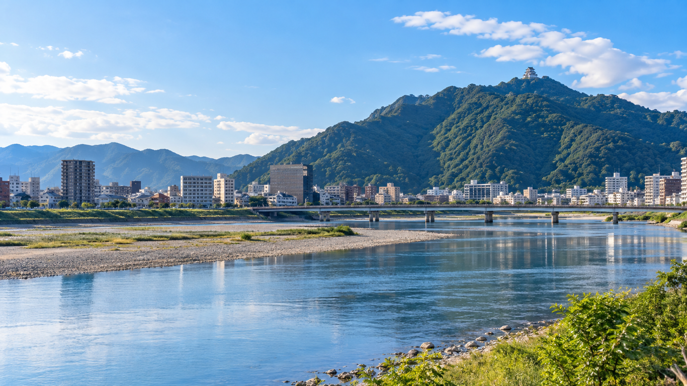 長良川と金華山を望む岐阜市の街並み