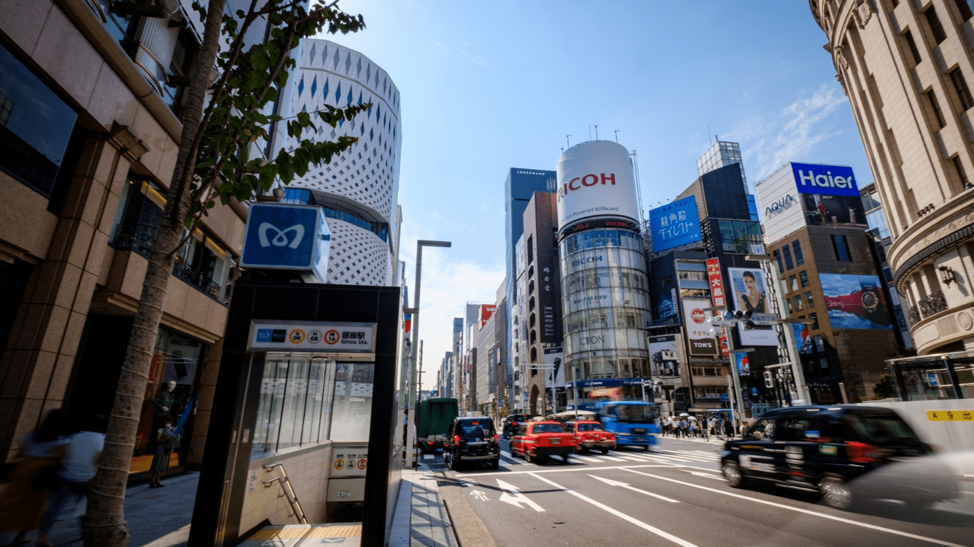 銀座駅周辺の街並み