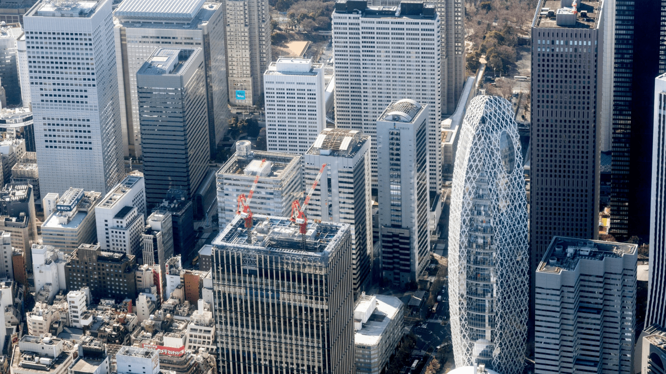 西新宿の高層ビル群を背景にした新宿駅周辺の街並み
