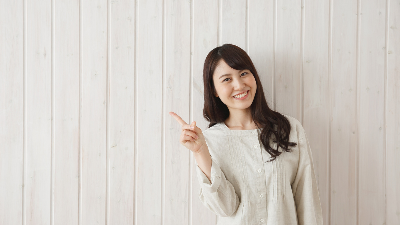 ポイントを解説する女性
